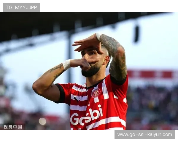 皇马中场持球推进，维尼修斯突围后破门庆祝