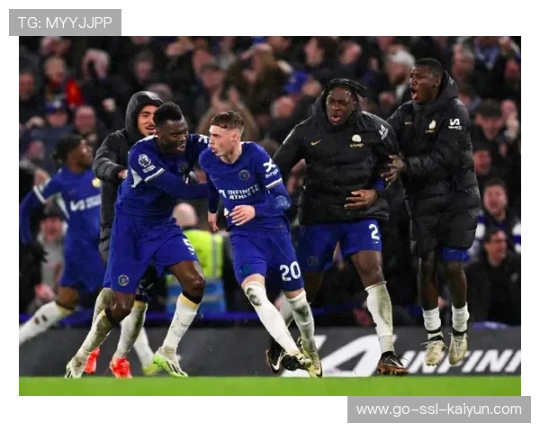 切尔西压迫造成对方失误,帕尔默补射偏出 切尔西压迫造成对方失误,帕尔默补射偏出