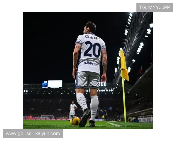 劳塔罗禁区左侧接应迪马尔科传中,侧身凌空抽射打入球门右上角 劳塔罗禁区左侧接应迪马尔科传中,侧身凌空抽射打入球门右上角